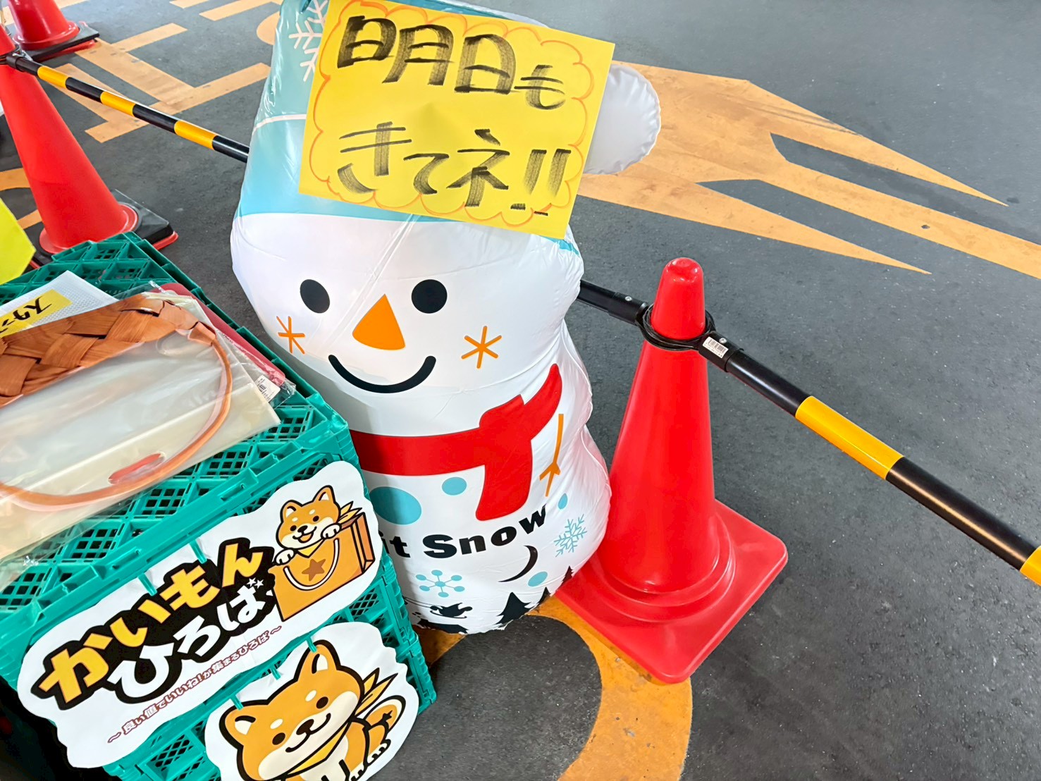 季節の飾りを施したかいもんひろばの会場